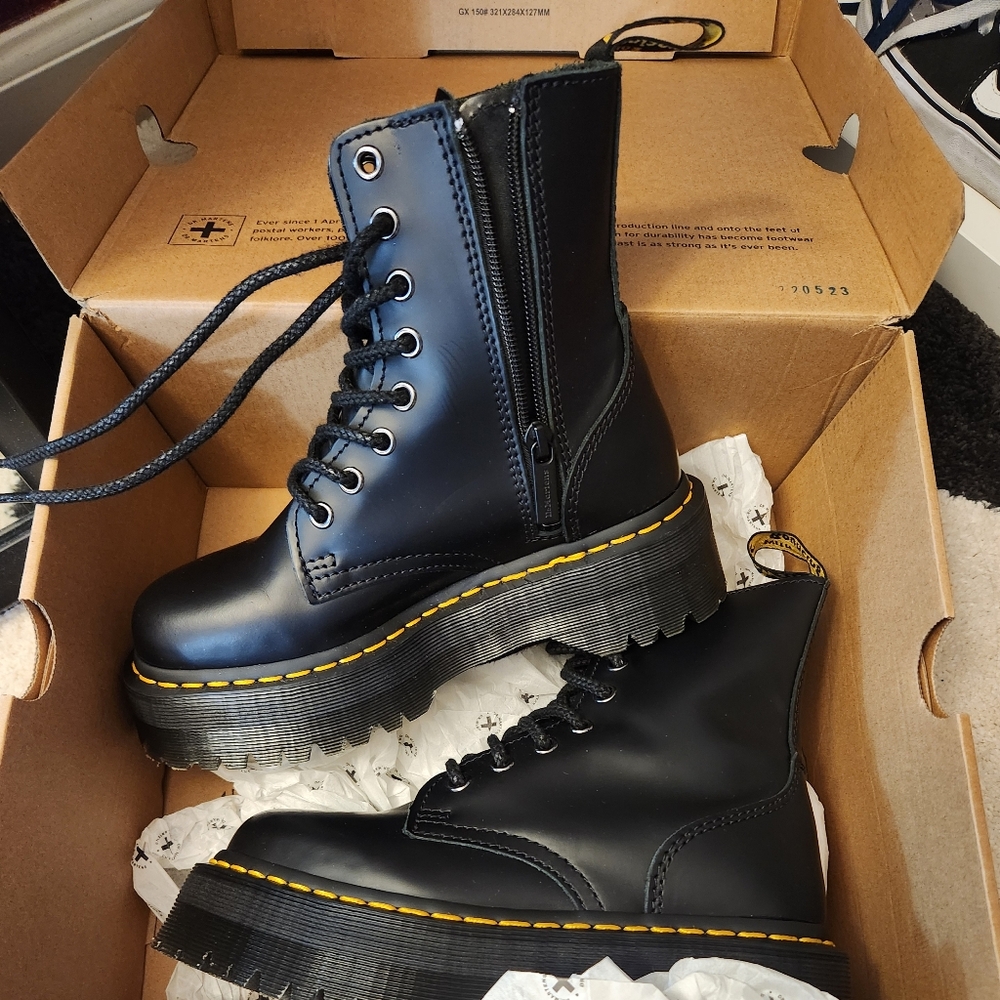 Doc Martens - Picture 2 of 2